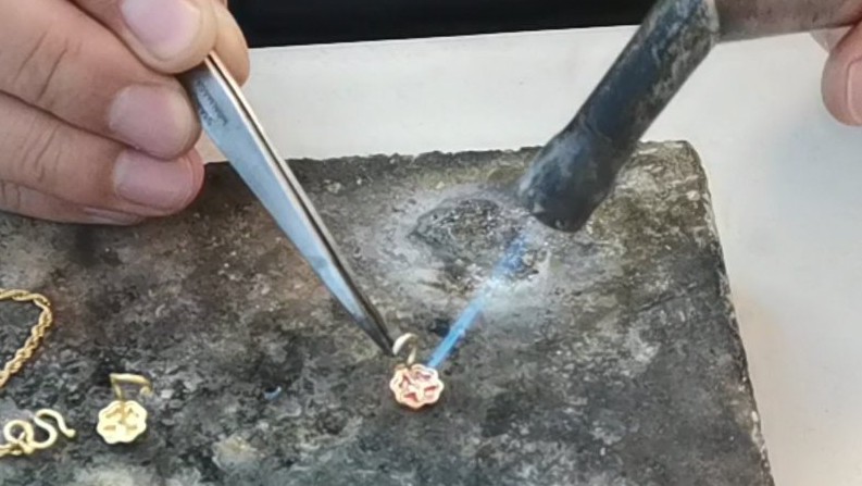 黄金耳钉掉了怎么修,黄金耳钉耳堵拧断了去哪里维修