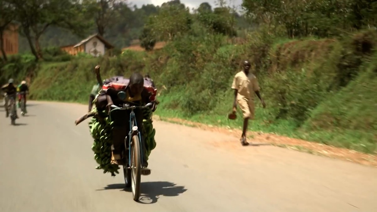 非洲布隆迪的赚钱天才,骑着自行车运香蕉扒车门,满身绝活无人敌