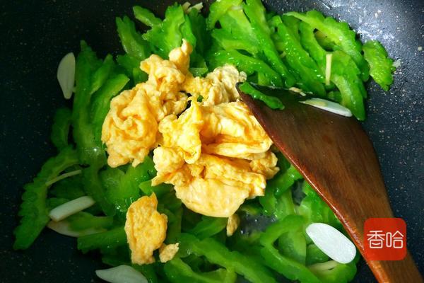 大厨炒苦瓜的做法,炒苦瓜不苦的秘诀