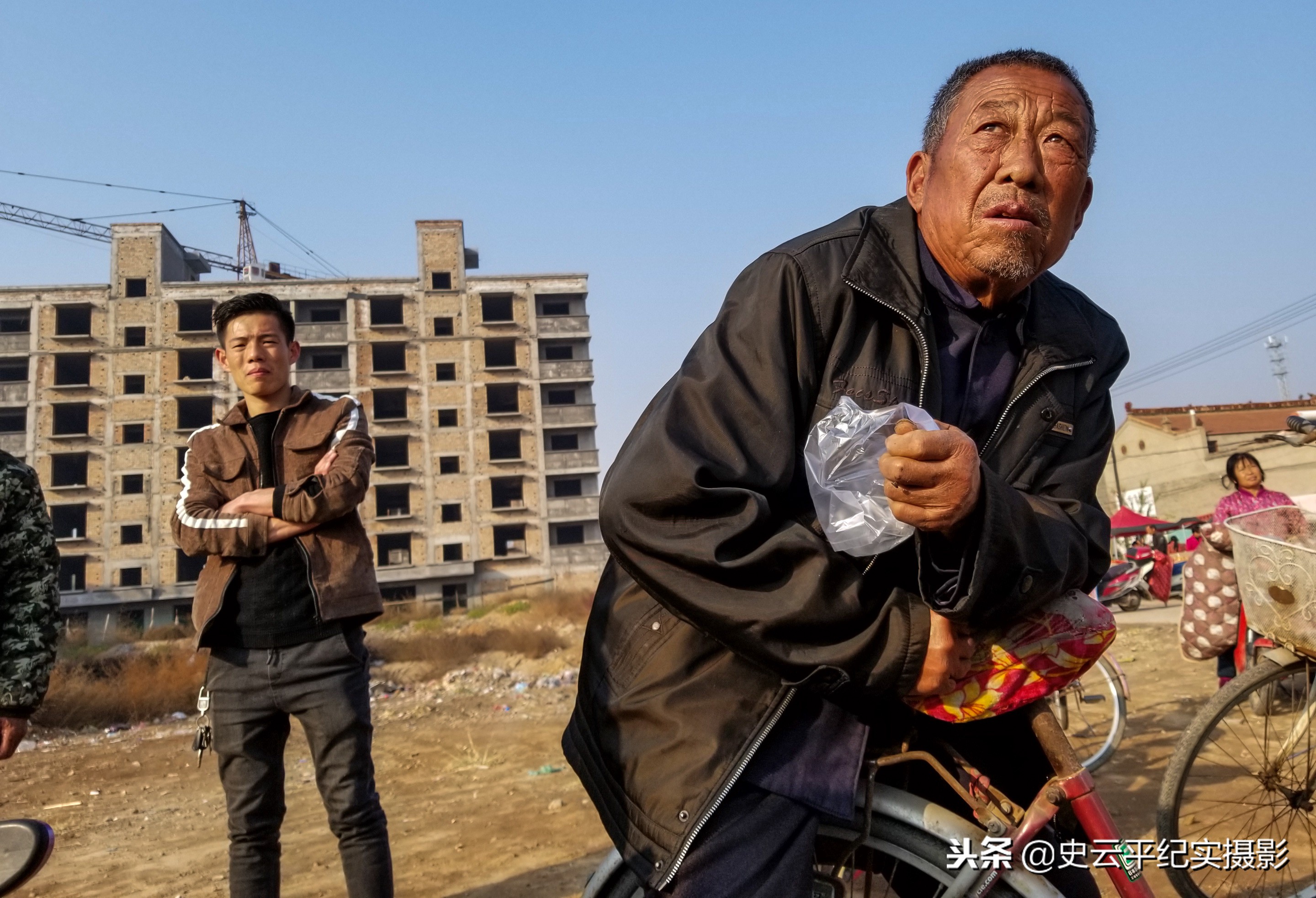 走过路过不容错过,农村庙会上买一送一,神奇的腰带能治啥病