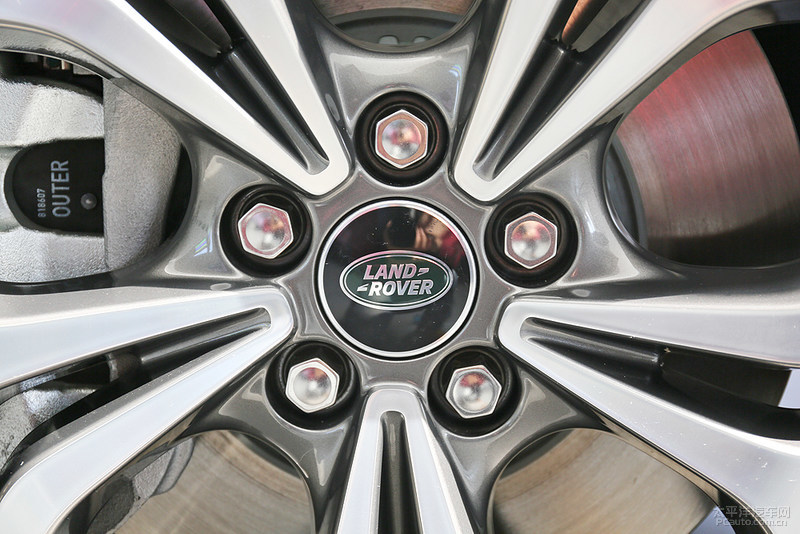 路虎揽胜极光对比同级别bba质量,路虎揽胜极光新一代测评视频