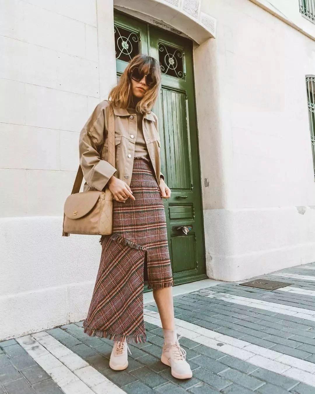 别再露脚踝了，又冷又out！今年流行露袜子，零难度时髦保暖绝招