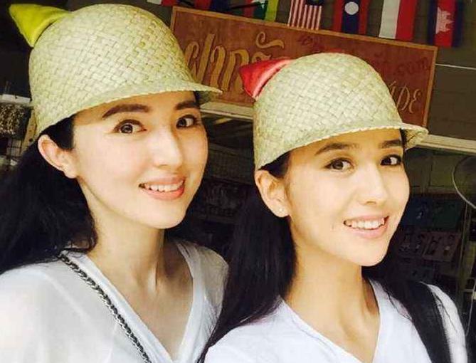 老年人撞脸白敬亭,一身打扮撞脸白敬亭