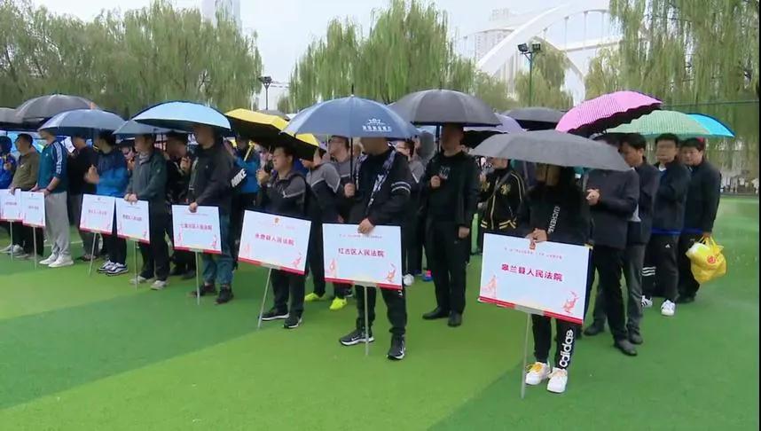 【激情对决燃爆绿茵场】第二届兰州市法院系统“天平杯”六人制足球邀请赛雨中开赛