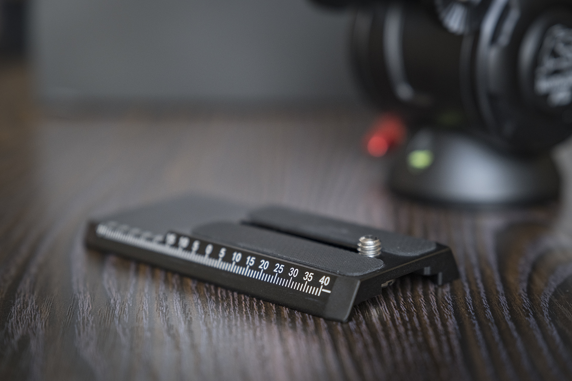 聚目开箱丨明明能靠脸，偏要拼才华——印迹COBRA2代独脚架开箱