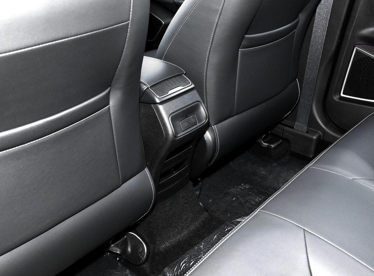 十万级紧凑车型谁的性价比更高,帝豪GL比福睿斯更合适年轻人