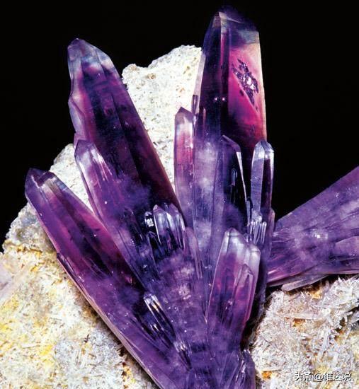 水晶：在熔岩中绽放魔力的二氧化硅，与日月兮同光的爱的守护石