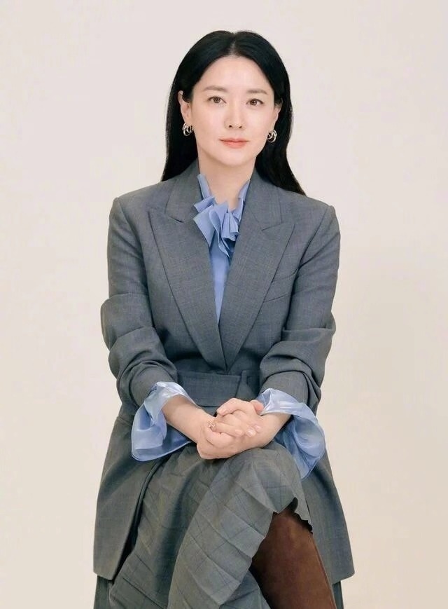 48岁李英爱新造型尽显知性美,48岁李英爱未修图曝光