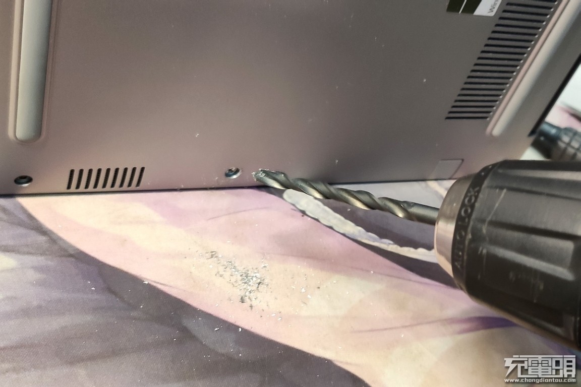 戴尔燃7000电脑换电池教程,戴尔燃7000换电池教程