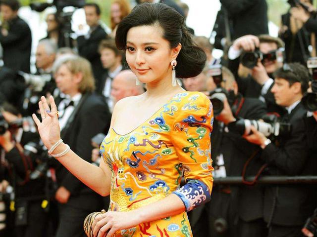 范冰冰首次现身高调穿着亮眼,范冰冰外出骑单车