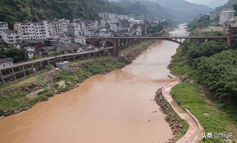 红军翻越雪山军需处长被冻死故事,红军过雪山草地遗体成悲壮路标