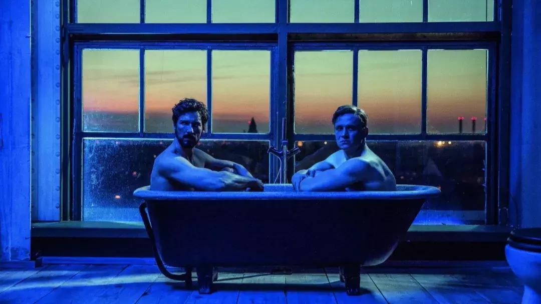 上来就一丝不挂，这部沙雕片儿让人笑出腹肌