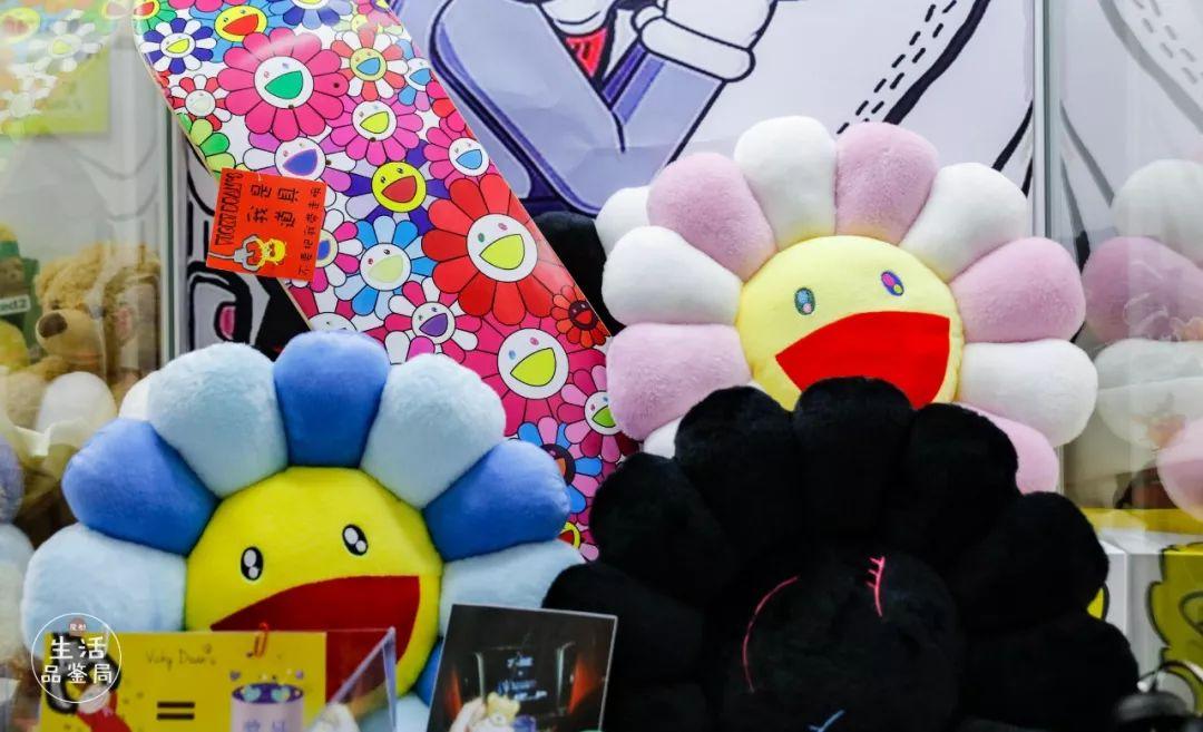 在魔都这家潮牌娃娃机店里，我竟然花了五块钱抓了个AJ