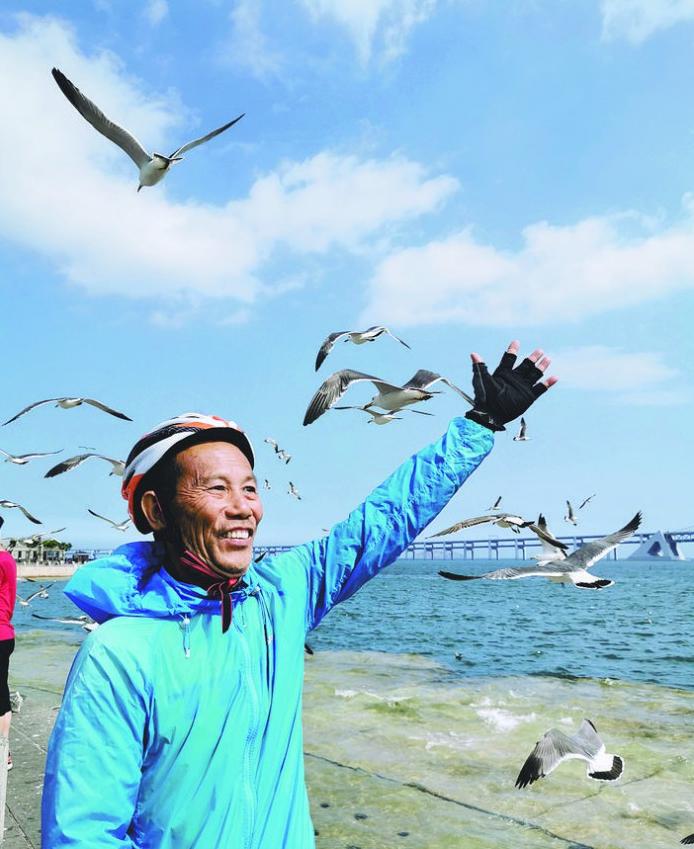 70岁谢泽林乐在“骑”中：岁月抹不平我对骑行的热情