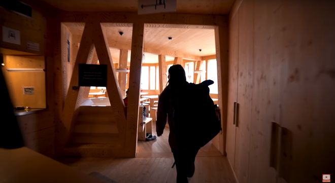 山顶太空舱民宿悬崖景色绝美,悬崖边的小木屋