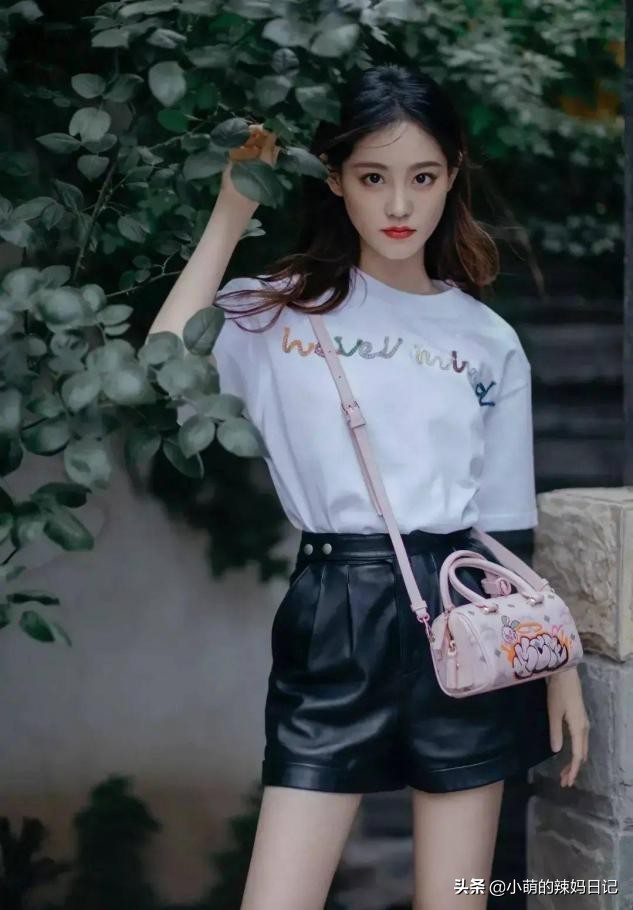 夏季t恤如何穿出高级感,夏天白t恤怎么穿出高级感视频