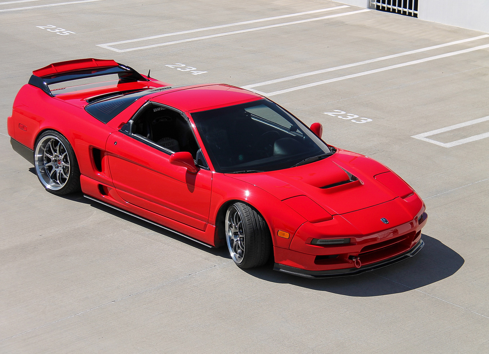 采用“法拉利红”车漆的1995款本田NSX，仍然保持超跑姿态