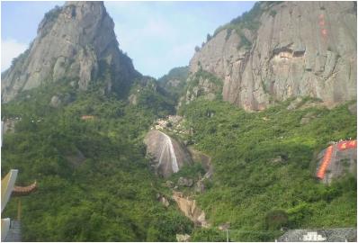 湖南省开在悬崖上的便利店,湖南景区悬崖上的小卖部