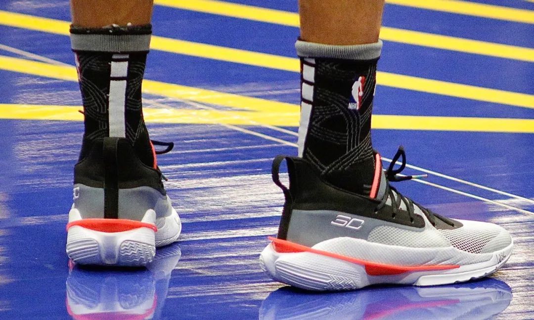 库里7首发配色,库里7主场配色和黑金配色选哪个