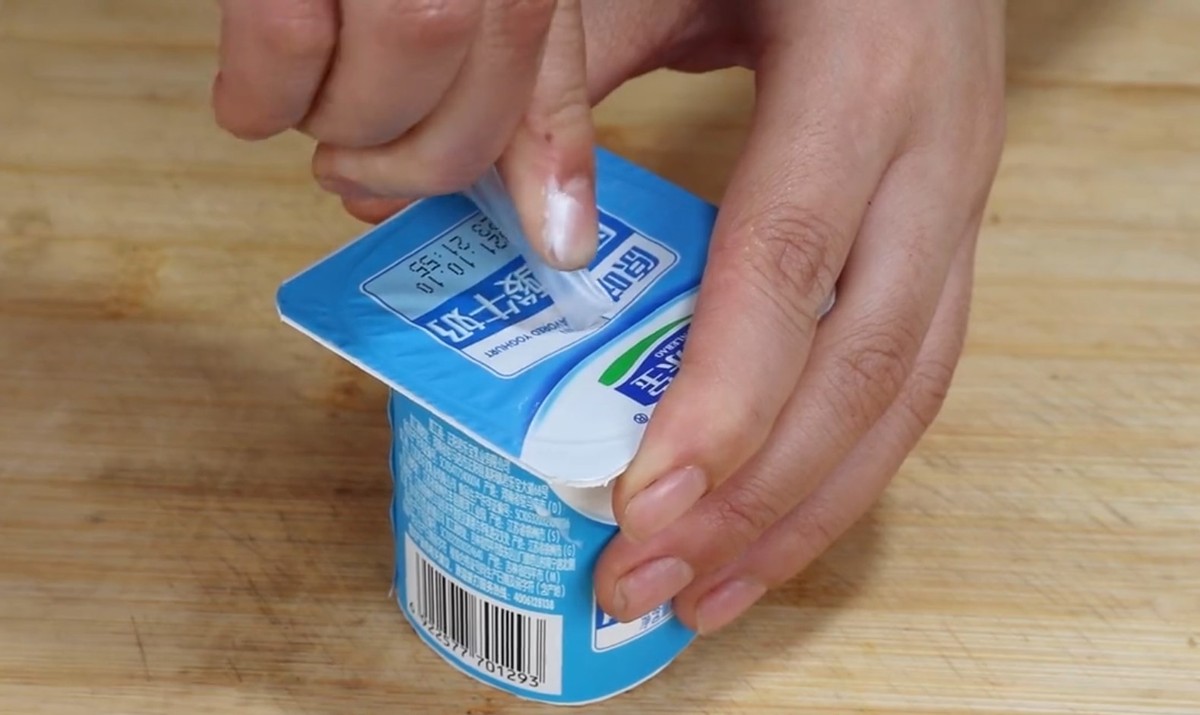 今天才知道酸奶盒上有个小机关,酸奶吸管的小妙招