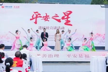 那个背我的警官说：“你可以像信任儿子一样完全信任我！”