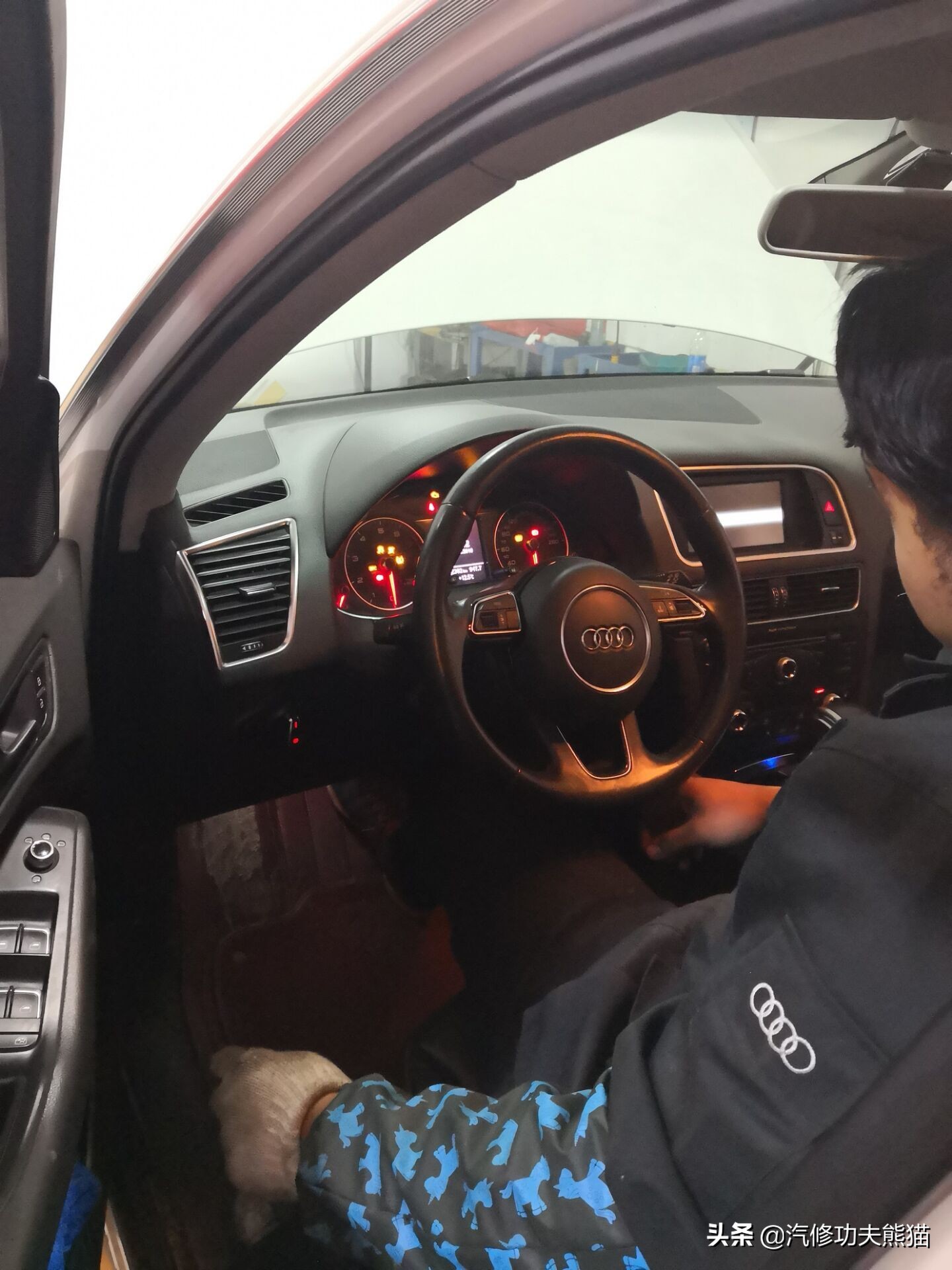 奥迪q53.2自吸发动机烧机油吗,12款奥迪q5发动机烧机油改进