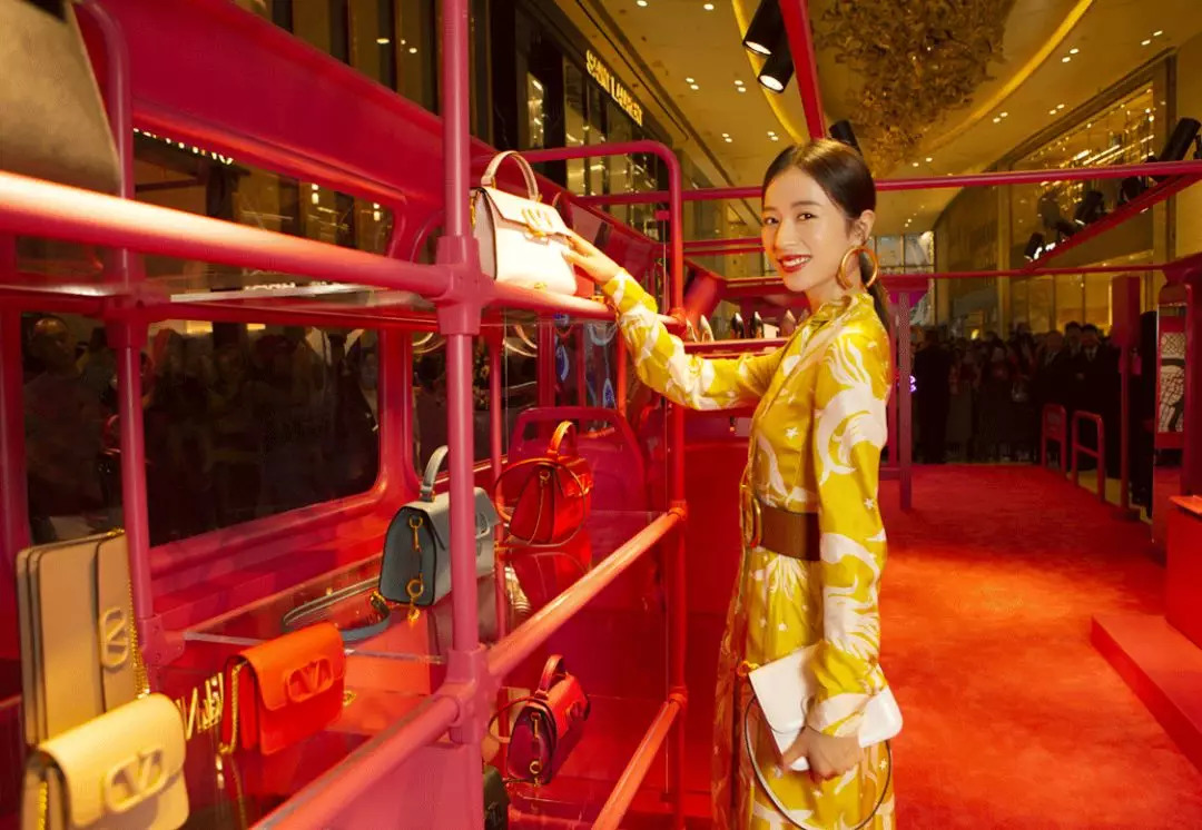 我抓住了一位资深柜员，道出了如何让你掏钱买包的秘密