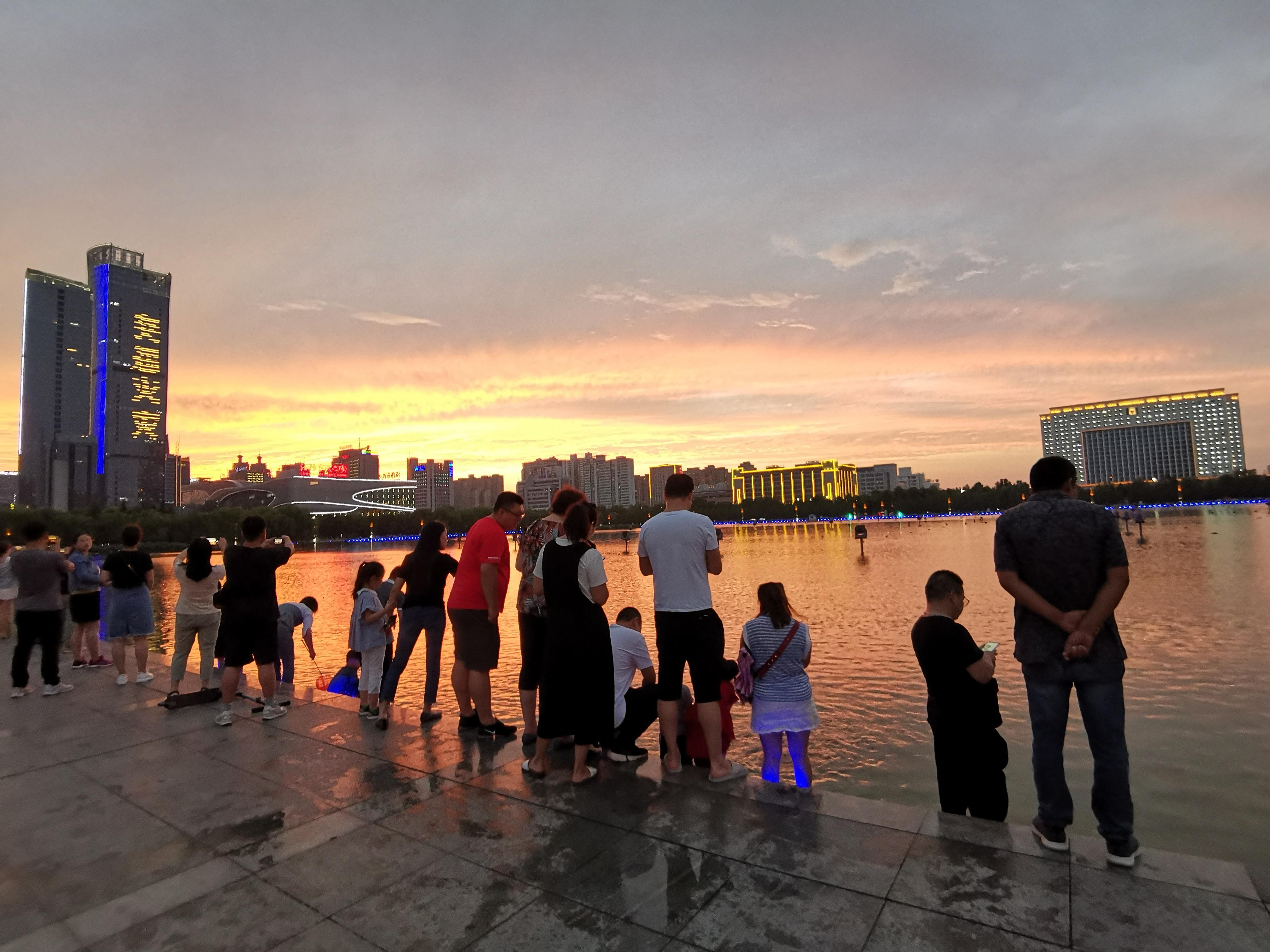 下了一天一夜的小雨,下了一天小雨傍晚居然出现了晚霞