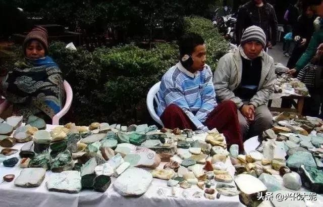 这群人，抽着6块钱的烟，住着50块的宾馆，谈着上千万的生意！