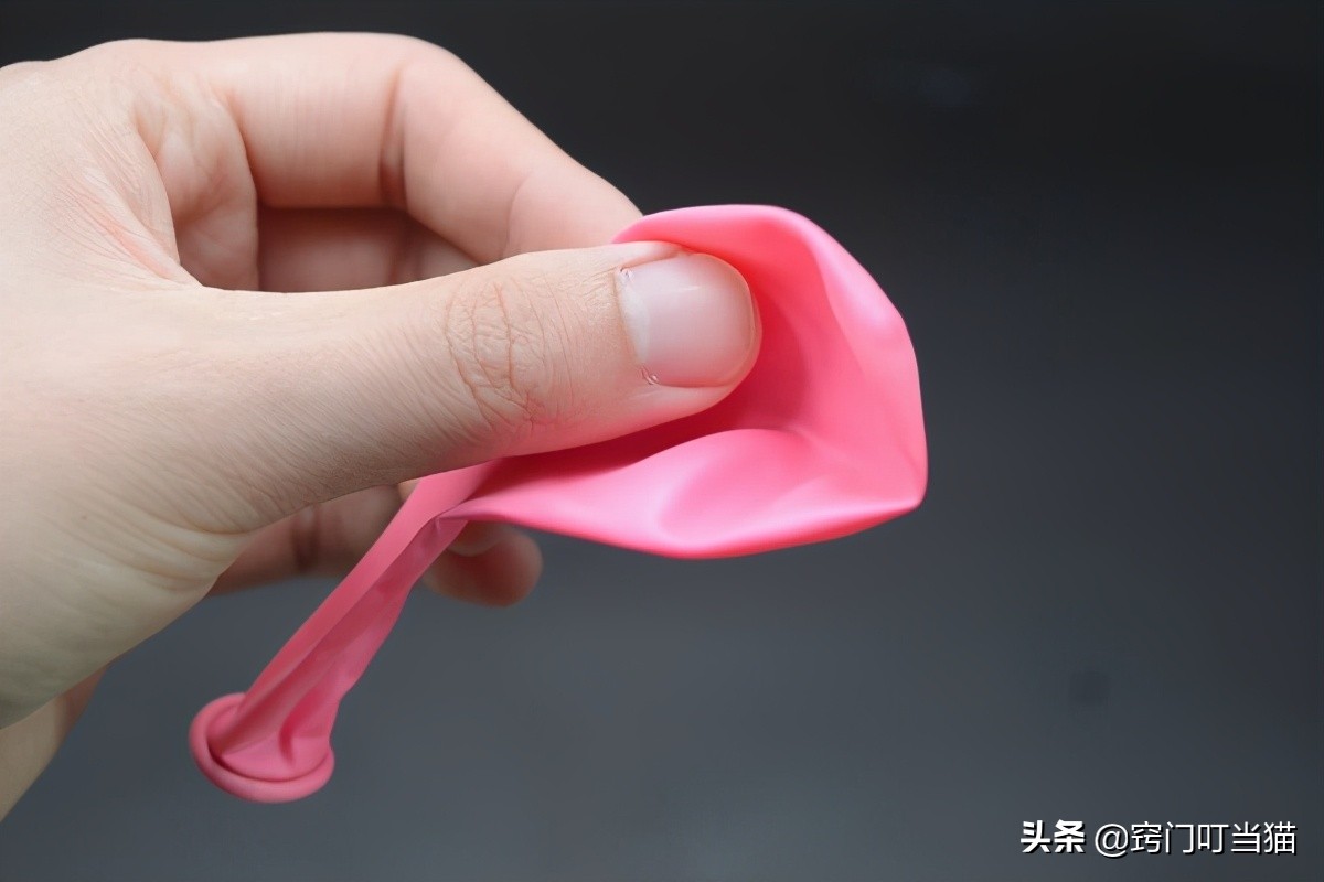 气球的妙用用来当密封盖再好不过,气球套在瓶子底下