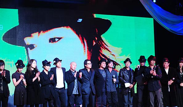 她23岁一曲成名，提携杨坤红过那英，两次被情所伤，39岁跳楼自杀