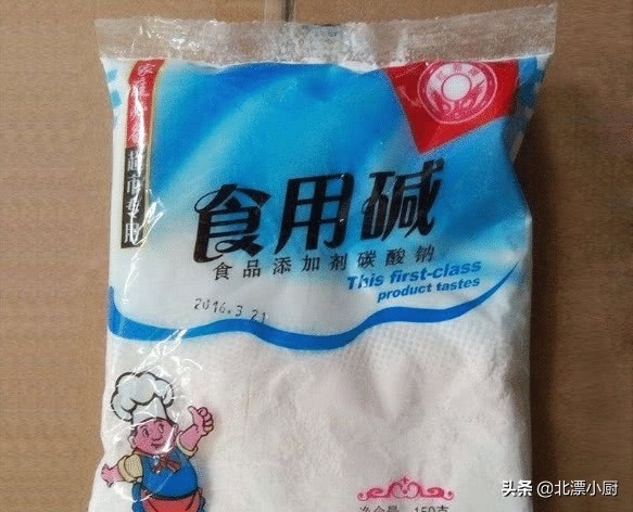 小苏打和食用碱泡打粉的区别,食用碱和食用小苏打泡打粉