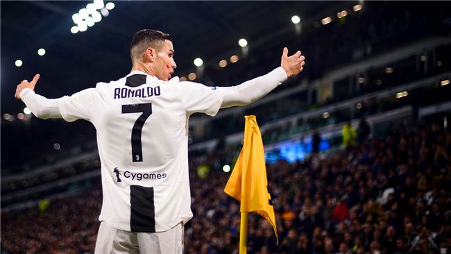 C罗回家VS梅西离家，他们身后两人欣喜，一人新赛季路不好走