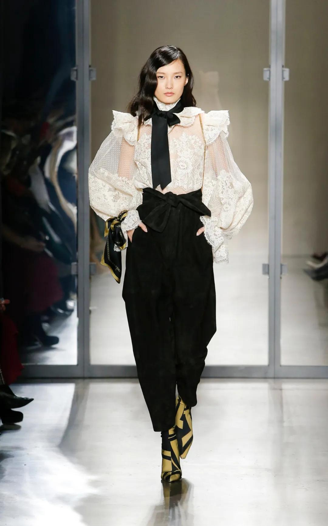 T恤穿腻了?想要时髦又遮肉,春夏白衬衫应该这么洗和这样穿