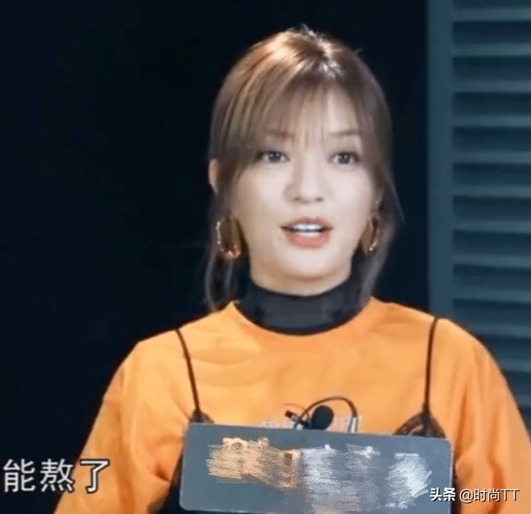 赵薇44岁依旧不显老,赵薇穿吊带连体衣照