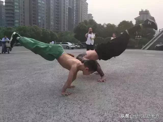 美国腹肌男小孩,8岁肌肉男孩腹肌