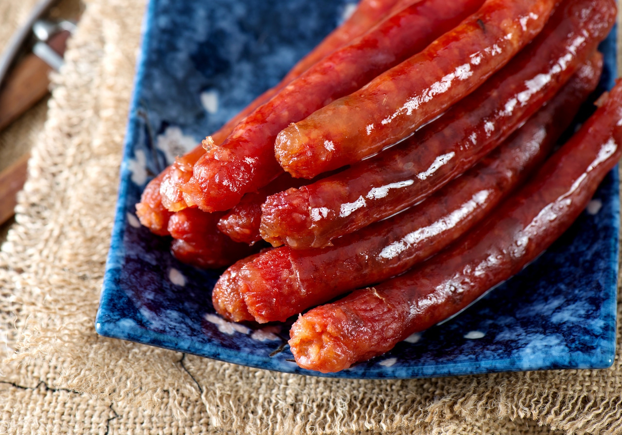 腊肠放太久起白霜还能吃吗,腊肠冷藏多久不能吃