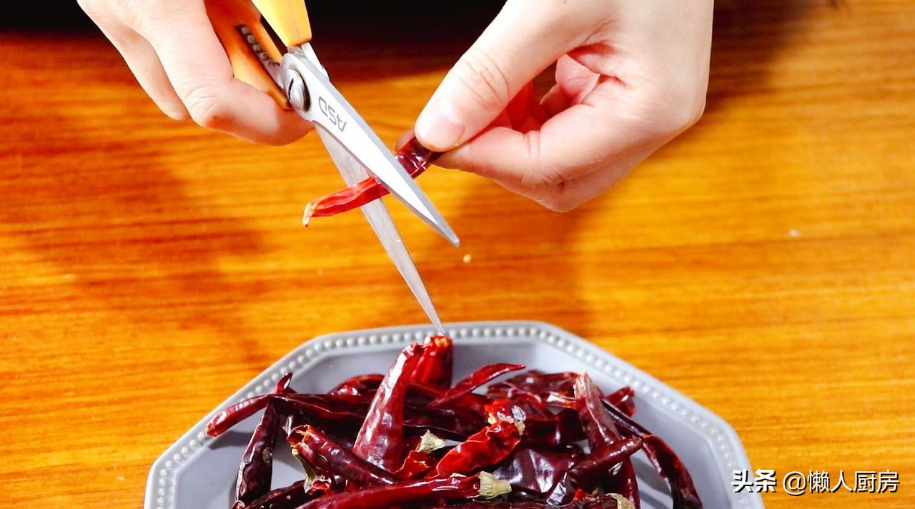 辣椒裹上面炒一下怎么做,面酱炸辣椒做法