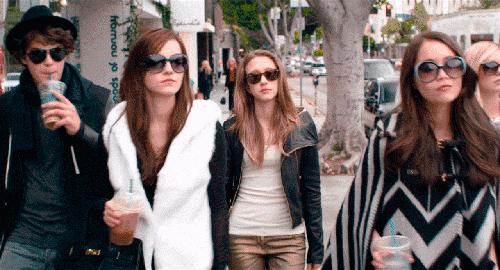 年轻美女做眼睛近视手术,做近视眼手术的女大学生