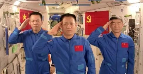 中国人“吃*片鸦**”才能造火箭？聂海胜：我们吃椒麻鹅和宫保鸡丁