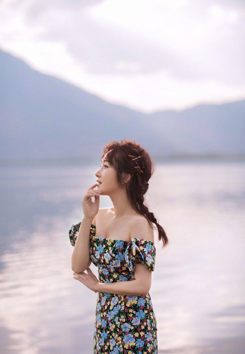 杨钰莹48岁未结婚，穿抹胸碎花裙扎小辫，嫩得还像18岁少女