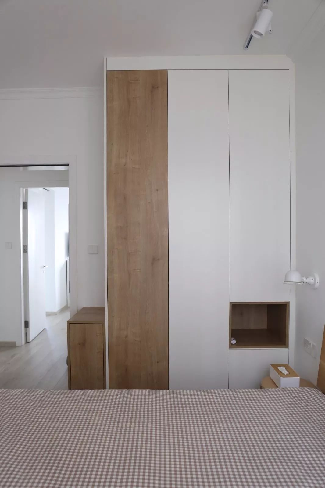 衣柜定制效果黄色原木,全屋定制白色衣柜轻奢效果图