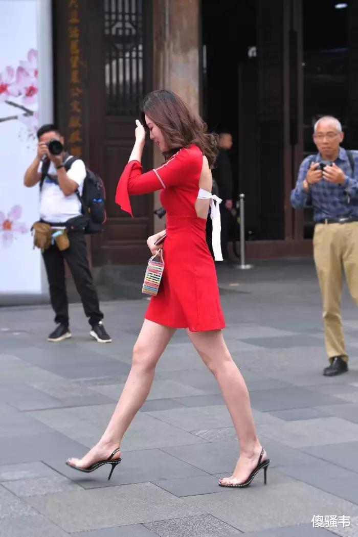 嫌弃衣服不“透气”，把后背“剪空”，再用布条系起来