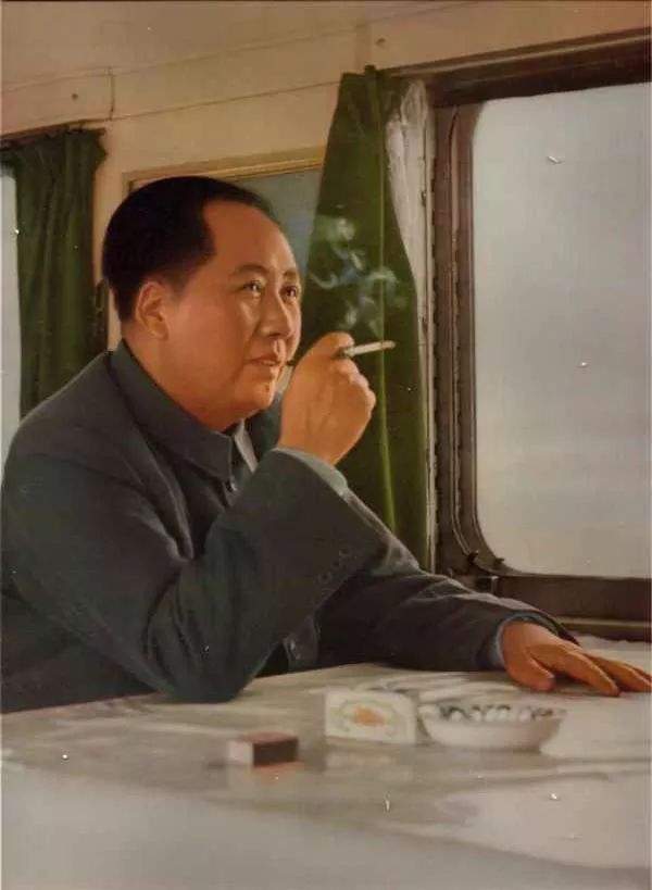 毛*东泽**接待朋友时，发现兜里只剩一根烟，随手一个动作尽显智慧