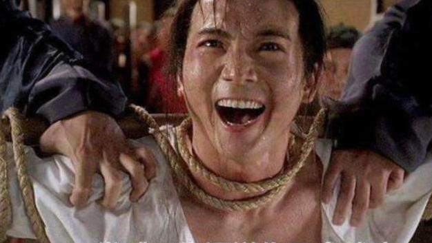 他是皇帝亲自下旨凌迟处死的*花采**贼，为得手竟裹三寸金莲