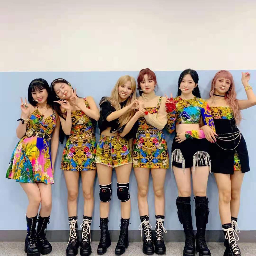 韩国女团穿“开裆裤”唱跳!露黑色*裤底**显不雅,迷惑穿搭遭吐槽