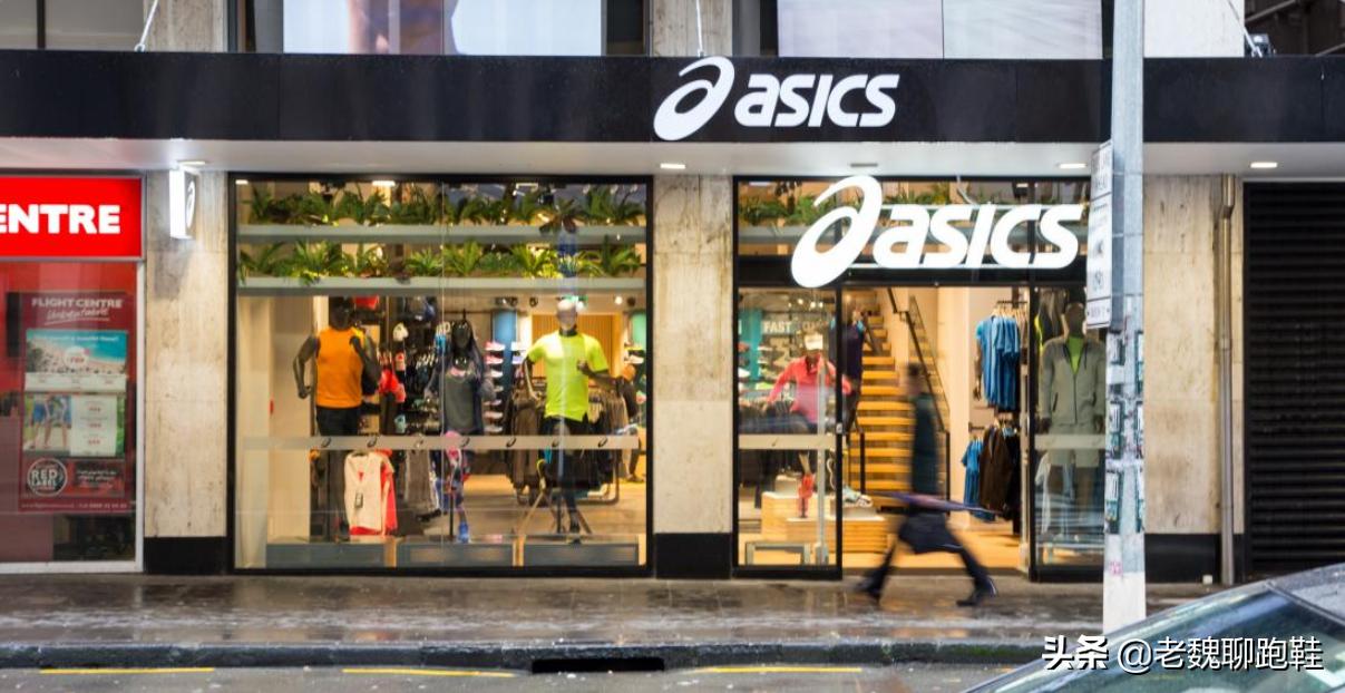 就算是慢跑鞋之王，也顶不住了：全年亏损1.5亿，连续4年下滑