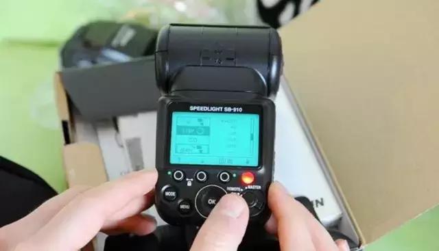 几百块的闪光灯和原厂有什么区别,几百块钱的镜片相差大吗