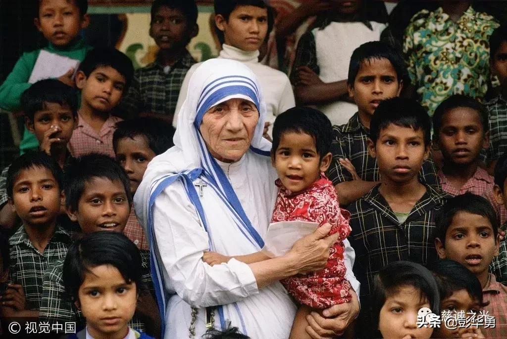 一个让世界停止战争，连总统都为其下跪的女人，我们必须铭记