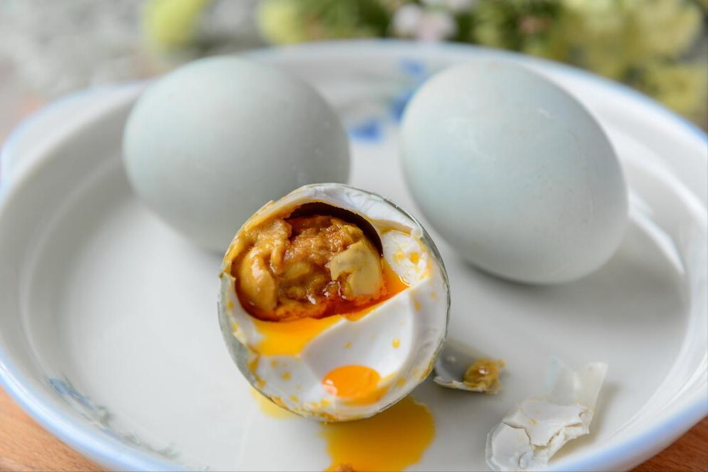 用热盐水腌咸鸭蛋冒油不咸的方法,腌咸鸭蛋放了白醋怎么办